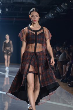 New york, ny - 11 Eylül: bir model new York'ta 11 Eylül 2011 tarihinde 82 mercer, mercedes-benz moda haftası sırasında y-3 bahar 2012 moda şovunda pist yürür