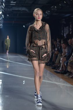 New york, ny - 11 Eylül: bir model new York'ta 11 Eylül 2011 tarihinde 82 mercer, mercedes-benz moda haftası sırasında y-3 bahar 2012 moda şovunda pist yürür