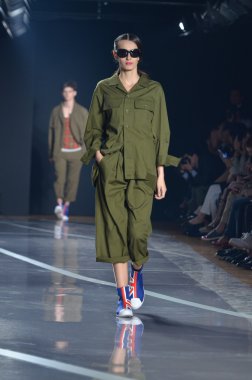 New york, ny - 11 Eylül: bir model new York'ta 11 Eylül 2011 tarihinde 82 mercer, mercedes-benz moda haftası sırasında y-3 bahar 2012 moda şovunda pist yürür