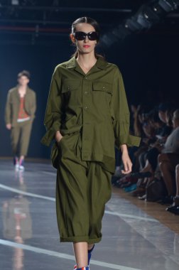 New york, ny - 11 Eylül: bir model new York'ta 11 Eylül 2011 tarihinde 82 mercer, mercedes-benz moda haftası sırasında y-3 bahar 2012 moda şovunda pist yürür