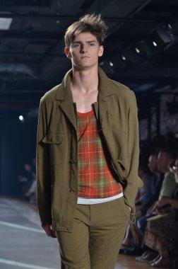 New york, ny - 11 Eylül: bir model new York'ta 11 Eylül 2011 tarihinde 82 mercer, mercedes-benz moda haftası sırasında y-3 bahar 2012 moda şovunda pist yürür