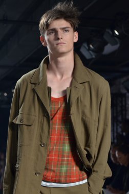 New york, ny - 11 Eylül: bir model new York'ta 11 Eylül 2011 tarihinde 82 mercer, mercedes-benz moda haftası sırasında y-3 bahar 2012 moda şovunda pist yürür