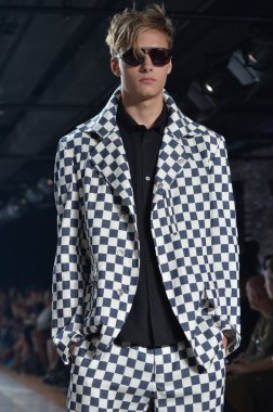 New york, ny - 11 Eylül: bir model new York'ta 11 Eylül 2011 tarihinde 82 mercer, mercedes-benz moda haftası sırasında y-3 bahar 2012 moda şovunda pist yürür