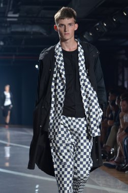 New york, ny - 11 Eylül: bir model new York'ta 11 Eylül 2011 tarihinde 82 mercer, mercedes-benz moda haftası sırasında y-3 bahar 2012 moda şovunda pist yürür