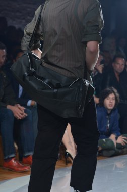 New york, ny - 11 Eylül: bir model new York'ta 11 Eylül 2011 tarihinde 82 mercer, mercedes-benz moda haftası sırasında y-3 bahar 2012 moda şovunda pist yürür