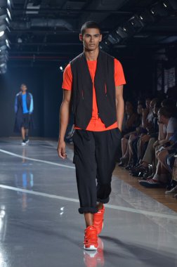 New york, ny - 11 Eylül: bir model new York'ta 11 Eylül 2011 tarihinde 82 mercer, mercedes-benz moda haftası sırasında y-3 bahar 2012 moda şovunda pist yürür