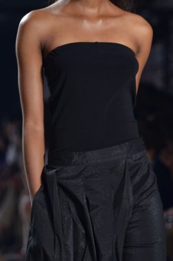 New york, ny - 11 Eylül: bir model new York'ta 11 Eylül 2011 tarihinde 82 mercer, mercedes-benz moda haftası sırasında y-3 bahar 2012 moda şovunda pist yürür