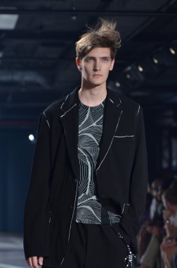 New york, ny - 11 Eylül: bir model new York'ta 11 Eylül 2011 tarihinde 82 mercer, mercedes-benz moda haftası sırasında y-3 bahar 2012 moda şovunda pist yürür