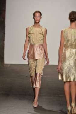 New york, ny - 12 Eylül: alexandre herchcovitch bahar 2012 moda gösterisi sırasında eyebeam mercedes-benz moda haftası 12 Eylül 2011 tarihinde new York'ta pist model yürür