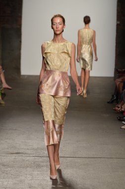 New york, ny - 12 Eylül: alexandre herchcovitch bahar 2012 moda gösterisi sırasında eyebeam mercedes-benz moda haftası 12 Eylül 2011 tarihinde new York'ta pist model yürür