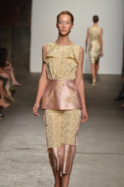 New york, ny - 12 Eylül: alexandre herchcovitch bahar 2012 moda gösterisi sırasında eyebeam mercedes-benz moda haftası 12 Eylül 2011 tarihinde new York'ta pist model yürür