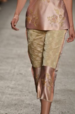 New york, ny - 12 Eylül: alexandre herchcovitch bahar 2012 moda gösterisi sırasında eyebeam mercedes-benz moda haftası 12 Eylül 2011 tarihinde new York'ta pist model yürür