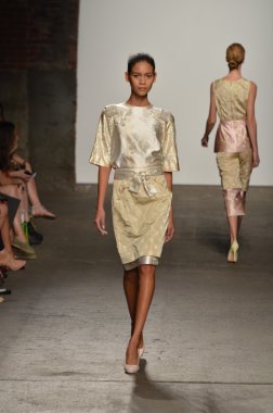 New york, ny - 12 Eylül: alexandre herchcovitch bahar 2012 moda gösterisi sırasında eyebeam mercedes-benz moda haftası 12 Eylül 2011 tarihinde new York'ta pist model yürür