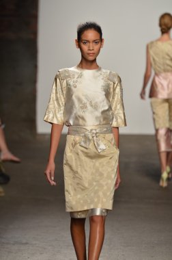 New york, ny - 12 Eylül: alexandre herchcovitch bahar 2012 moda gösterisi sırasında eyebeam mercedes-benz moda haftası 12 Eylül 2011 tarihinde new York'ta pist model yürür