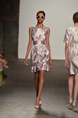 New york, ny - 12 Eylül: alexandre herchcovitch bahar 2012 moda gösterisi sırasında eyebeam mercedes-benz moda haftası 12 Eylül 2011 tarihinde new York'ta pist model yürür