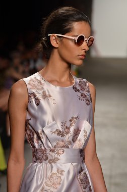 New york, ny - 12 Eylül: alexandre herchcovitch bahar 2012 moda gösterisi sırasında eyebeam mercedes-benz moda haftası 12 Eylül 2011 tarihinde new York'ta pist model yürür