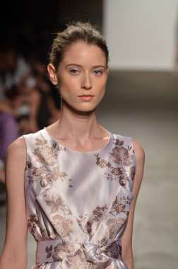 New york, ny - 12 Eylül: alexandre herchcovitch bahar 2012 moda gösterisi sırasında eyebeam mercedes-benz moda haftası 12 Eylül 2011 tarihinde new York'ta pist model yürür