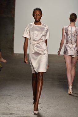 New york, ny - 12 Eylül: alexandre herchcovitch bahar 2012 moda gösterisi sırasında eyebeam mercedes-benz moda haftası 12 Eylül 2011 tarihinde new York'ta pist model yürür