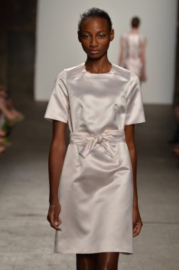 New york, ny - 12 Eylül: alexandre herchcovitch bahar 2012 moda gösterisi sırasında eyebeam mercedes-benz moda haftası 12 Eylül 2011 tarihinde new York'ta pist model yürür