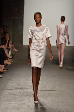 New york, ny - 12 Eylül: alexandre herchcovitch bahar 2012 moda gösterisi sırasında eyebeam mercedes-benz moda haftası 12 Eylül 2011 tarihinde new York'ta pist model yürür