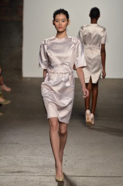 New york, ny - 12 Eylül: alexandre herchcovitch bahar 2012 moda gösterisi sırasında eyebeam mercedes-benz moda haftası 12 Eylül 2011 tarihinde new York'ta pist model yürür