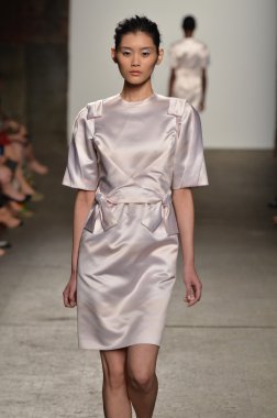 New york, ny - 12 Eylül: alexandre herchcovitch bahar 2012 moda gösterisi sırasında eyebeam mercedes-benz moda haftası 12 Eylül 2011 tarihinde new York'ta pist model yürür