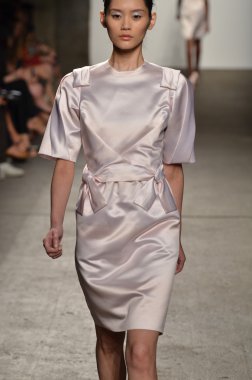 New york, ny - 12 Eylül: alexandre herchcovitch bahar 2012 moda gösterisi sırasında eyebeam mercedes-benz moda haftası 12 Eylül 2011 tarihinde new York'ta pist model yürür