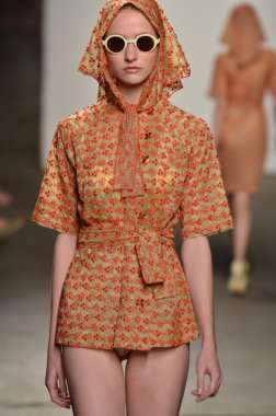 New york, ny - 12 Eylül: alexandre herchcovitch bahar 2012 moda gösterisi sırasında eyebeam mercedes-benz moda haftası 12 Eylül 2011 tarihinde new York'ta pist model yürür