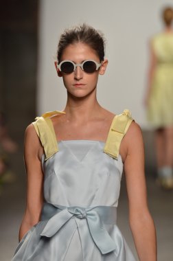New york, ny - 12 Eylül: alexandre herchcovitch bahar 2012 moda gösterisi sırasında eyebeam mercedes-benz moda haftası 12 Eylül 2011 tarihinde new York'ta pist model yürür