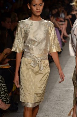 New york, ny - 12 Eylül: alexandre herchcovitch bahar 2012 moda gösterisi sırasında eyebeam mercedes-benz moda haftası 12 Eylül 2011 tarihinde new York'ta pist model yürür