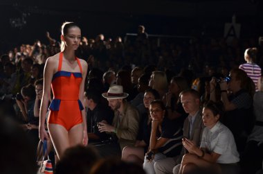 New york, ny - 12 Eylül: marc by marc jacobs bahar 2012 moda show ny Tophane, mercedes-benz moda haftası 12 Eylül 2011 tarihinde new york city'de pist model yürür