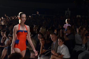 New york, ny - 12 Eylül: marc by marc jacobs bahar 2012 moda show ny Tophane, mercedes-benz moda haftası 12 Eylül 2011 tarihinde new york city'de pist model yürür