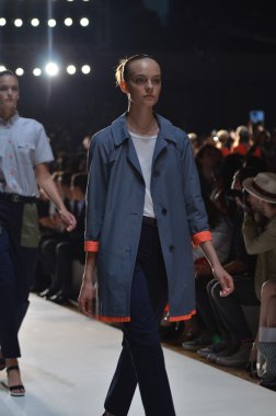 New york, ny - 12 Eylül: marc by marc jacobs bahar 2012 moda show ny Tophane, mercedes-benz moda haftası 12 Eylül 2011 tarihinde new york city'de pist model yürür