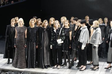 Paris, Fransa - Mart 08: bir modelleri chanel 8 Mart 2011 de paris, Fransa grand palais de sonbahar kış 2011 2012 show paris moda haftası sırasında giymeye hazır sırasında pist yürür.