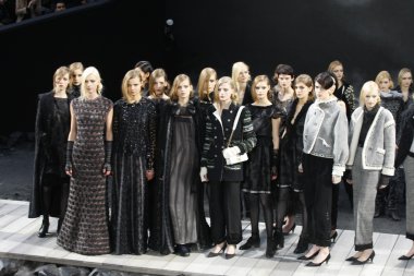 Paris, Fransa - Mart 08: bir modelleri chanel 8 Mart 2011 de paris, Fransa grand palais de sonbahar kış 2011 2012 show paris moda haftası sırasında giymeye hazır sırasında pist yürür.