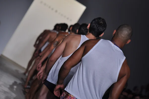 NEW YORK - 9 SEPTEMBRE : Des mannequins marchent sur la piste lors de la présentation de la collection Parke & Ronen Printemps Été 2012 lors de la Fashion Week Mercedes-Benz le 9 septembre 2012 — Photo