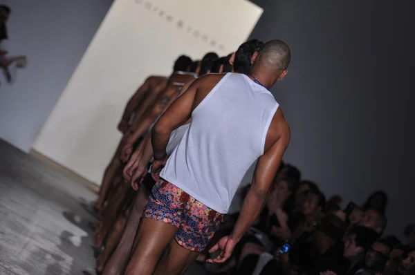 NOVA IORQUE - SETEMBRO 9: Modelos caminham pela pista na apresentação da coleção Parke & Ronen Spring Summer 2012 durante a Mercedes-Benz Fashion Week em 9 de setembro de 2012 — Fotografia de Stock