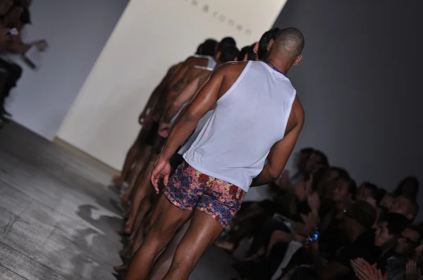 NEW YORK - SEPTEMBER 9: Models walk the runway at the Parke & Ronen Spring Summer 2012 collection presentation during Mercedes-Benz Fashion Week on September 9, 2012 — Stock Photo, Image