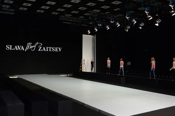 MOSCOW - MARÇO 21: Um modelo caminha ensaio para Slava Zaitsev Outono Inverno 2012 apresentação em WTC durante Mercedes-Benz Fashion Week em março 21, 2012 em Moscou, Rússia — Fotografia de Stock
