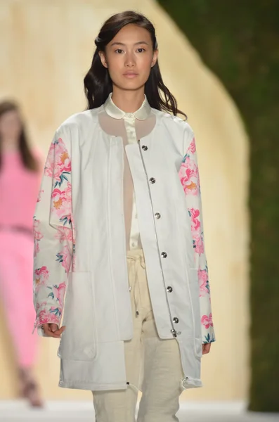 NEW YORK - SEPTEMBER 10: Model walks the runway at the Adam Spring Summer 2012 collection presentation during Mercedes-Benz Fashion Week on September 10, 2011 in New York. — Stock Photo, Image