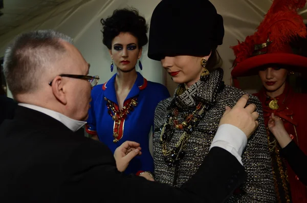 Moskau - 21. märz: ein modell backstage für slava zaitsev herbstwinter 2012 präsentation in wtc während der mercedes-benz fashion week am 21. märz 2012 in moskau, russland. — Stockfoto