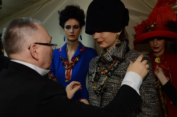 MOSCOU - 21 MARS : Un mannequin dans les coulisses de la présentation de Slava Zaitsev Automne Hiver 2012 au WTC lors de la Fashion Week Mercedes-Benz le 21 mars 2012 à Moscou, Russie . — Photo