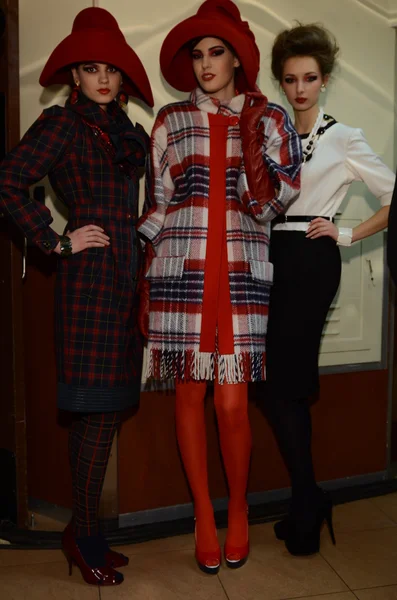 MOSCOU - 21 MARS : Un mannequin dans les coulisses de la présentation de Slava Zaitsev Automne Hiver 2012 au WTC lors de la Fashion Week Mercedes-Benz le 21 mars 2012 à Moscou, Russie . — Photo