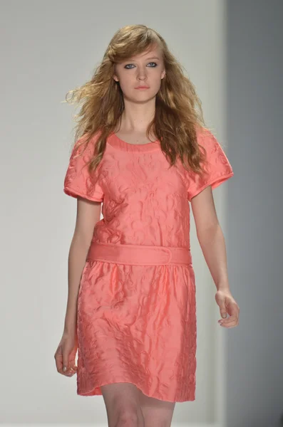 NEW YORK - SEPTEMBER 10: Model walks the runway at the Jill Stuart Spring Summer 2012 collection presentation during Mercedes-Benz Fashion Week on September 10, 2011 in New York — Stock Photo, Image