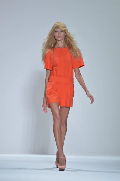 New york - szeptember 10.: modell sétál a kifutópálya, a jill stuart tavaszi 2012 nyári kollekció prezentáció során a mercedes-benz FashionWeek, szeptember 10, 2011 new York-i — Stock Fotó