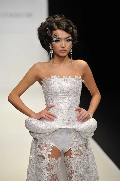 Moskau - 22. März: ein Model läuft auf dem Laufsteg der contrfashion für den Herbst Winter 2012 während der mbfw am 22. März 2012 in Moskau, Russland — Stockfoto