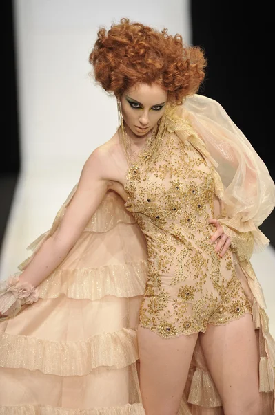 Moskau - 22. März: ein Model läuft auf dem Laufsteg der contrfashion für den Herbst Winter 2012 während der mbfw am 22. März 2012 in Moskau, Russland — Stockfoto