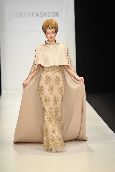 Moskau - 22. März: ein Model läuft auf dem Laufsteg der contrfashion für den Herbst Winter 2012 während der mbfw am 22. März 2012 in Moskau, Russland — Stockfoto