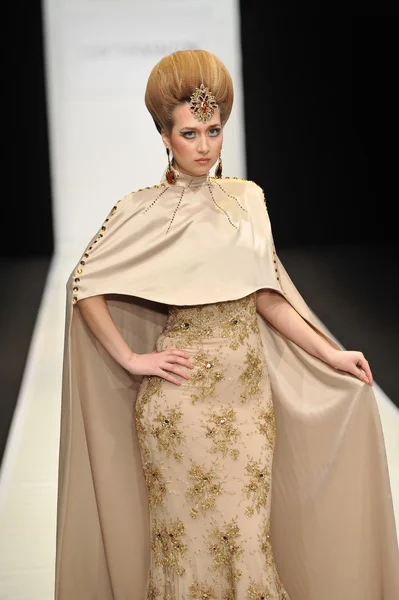 MOSCOW - MARÇO 22: Um modelo caminha pista na apresentação CONTRFASHION for Fall Winter 2012 durante MBFW em 22 de março de 2012 em Moscou, Rússia — Fotografia de Stock