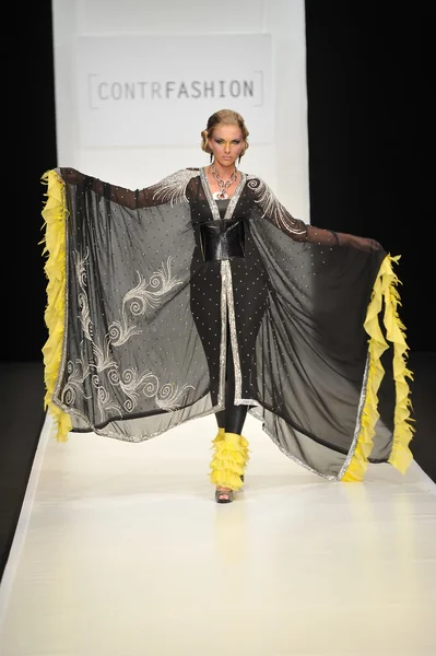 Moskau - 22. März: ein Model läuft auf dem Laufsteg der contrfashion für den Herbst Winter 2012 während der mbfw am 22. März 2012 in Moskau, Russland — Stockfoto